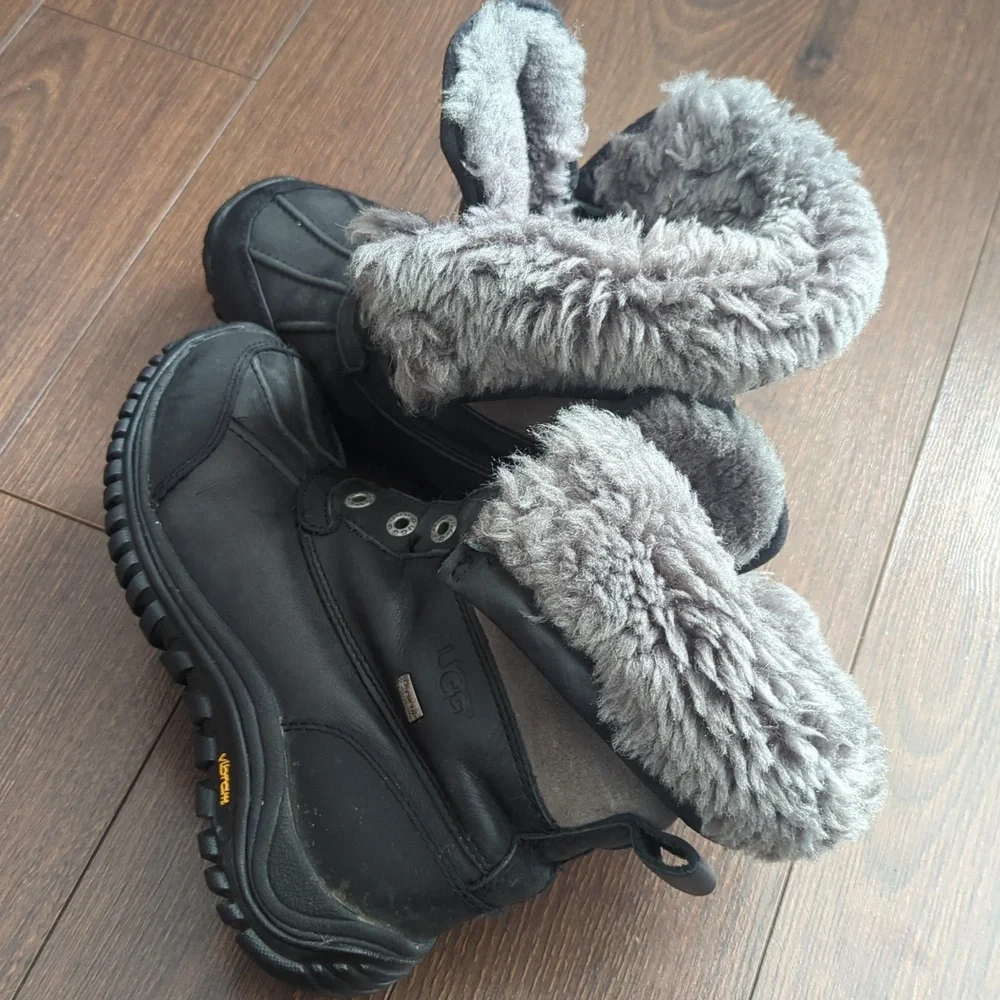 UGG Adirondack II Leather & Shearling Boot - Picture 8 of 12